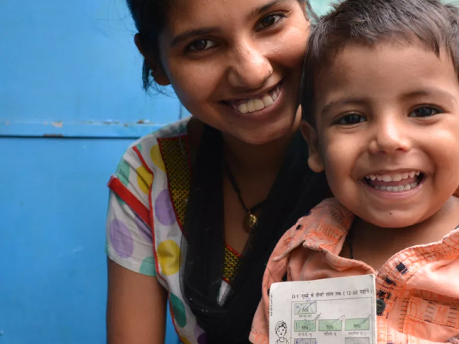 World Vision unterstützt Mütter ihre Kinder zu impfen