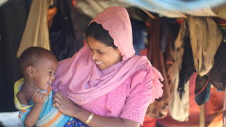 Gerettetes Kleinkind: Sajeda freut sich über den besseren Gesundheitszustand ihres Sohnes Herach.