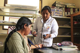 Patenkind Sayda aus Bolivien arbeitet heute als Krankenschwester.