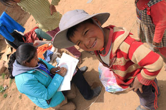 Patenkind Sayda aus Bolivien besucht die Kinder in ihrer Gemeinde.