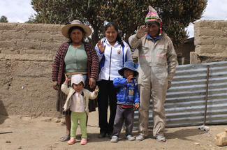 Patenkind Sayda aus Bolivien mit ihrer Familie