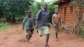 Spielende Jungen in Burundi