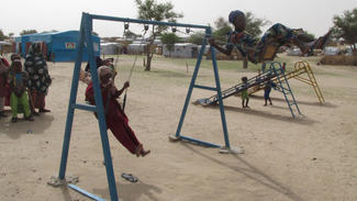 Flüchtlingskinder beim Schaukeln im World Vision Kinderschutz-Zentrum in Niger