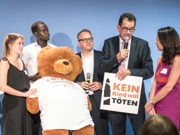 Kein Kind will töten Entwicklungsminister Müller nimmt die Unterschriften entgegen
