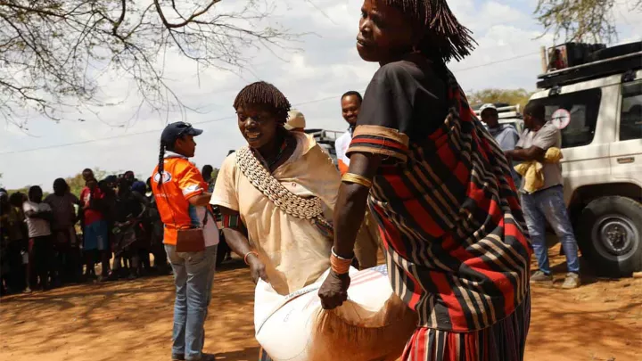 Frauen mit einem Sack Reis in Äthiopien