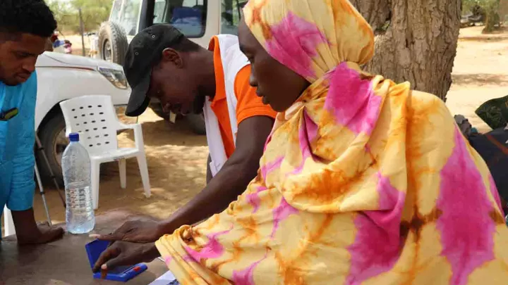 Frau aus Äthiopien wird für Hilfsmaßnahmen registriert
