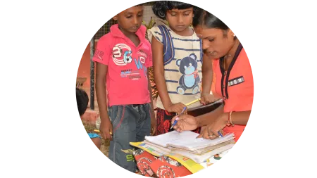 Kinder in Sri Lanka lernen gemeinsam für die Schule